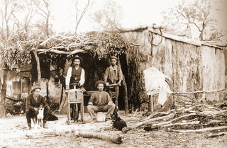 opal_cutters_camp_lightning_ridge_3_mile_c1910.jpg