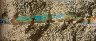 opal_seam_in_sandstone.jpg