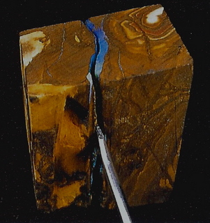 splitting_a_blocked_boulder_opal.jpg